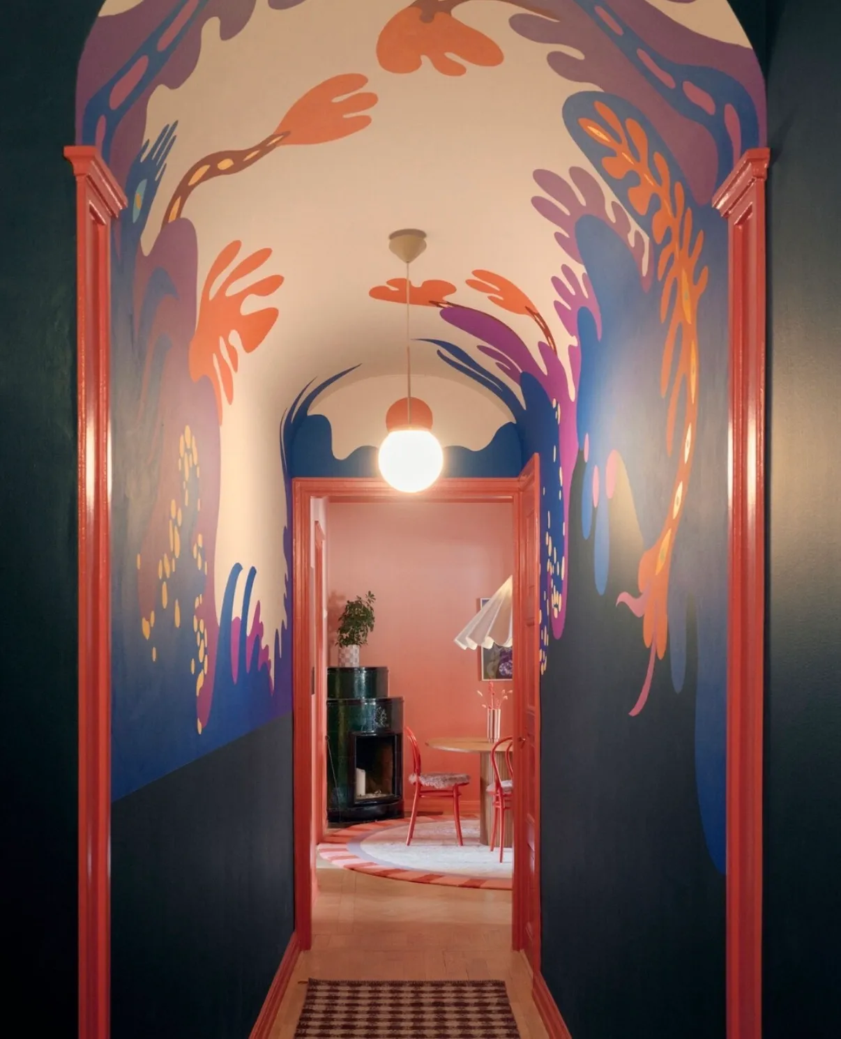 Portalen — muralmålning av Amandah L'Narte för Sara Garanty; växtformer i orange, blått och lila över valv och väggar i en hall