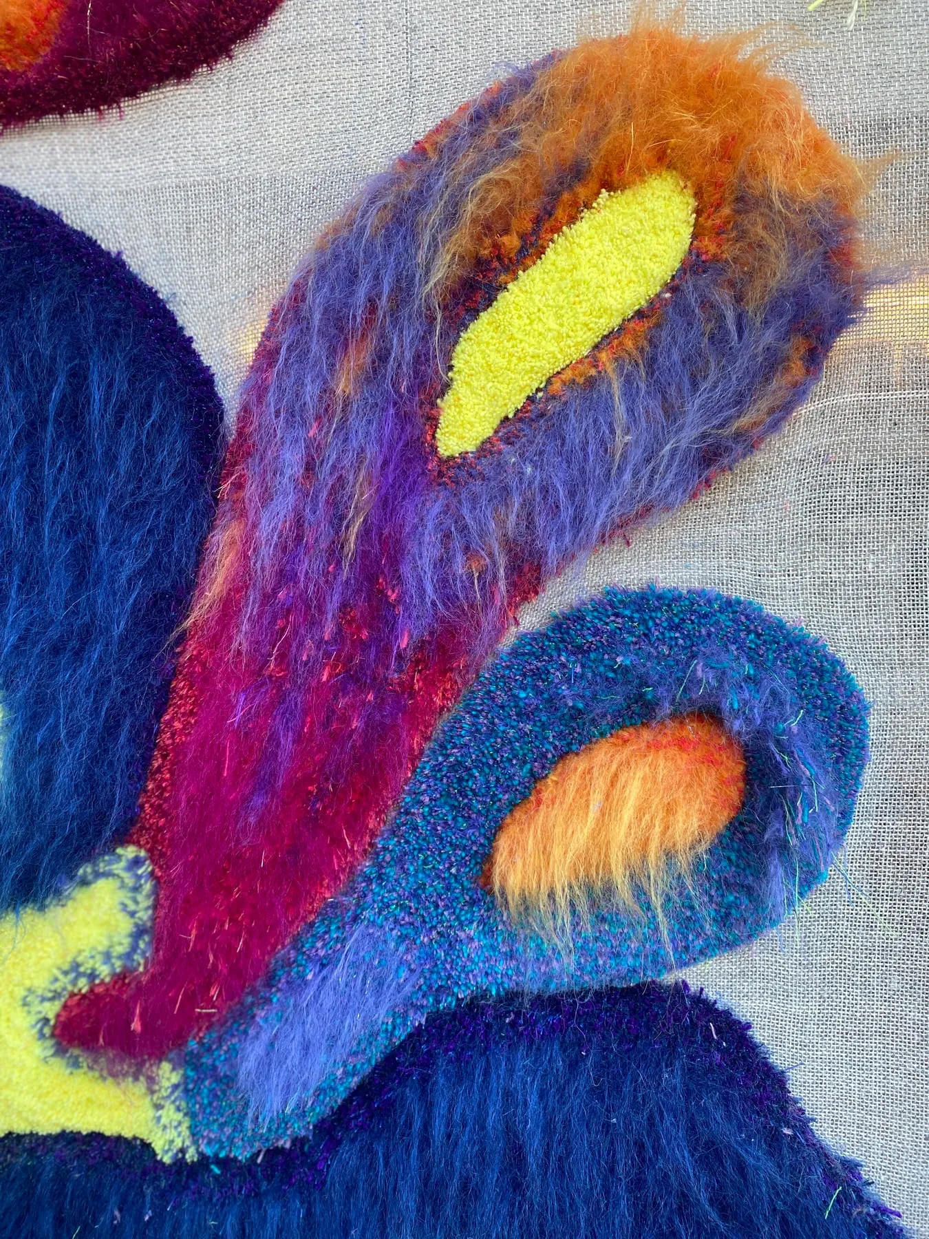 The Monster Garden 2 — detalj: ögonform i lila och magenta med gult mittfält, intill blå slinga med orange kärna, av Amandah L'Narte