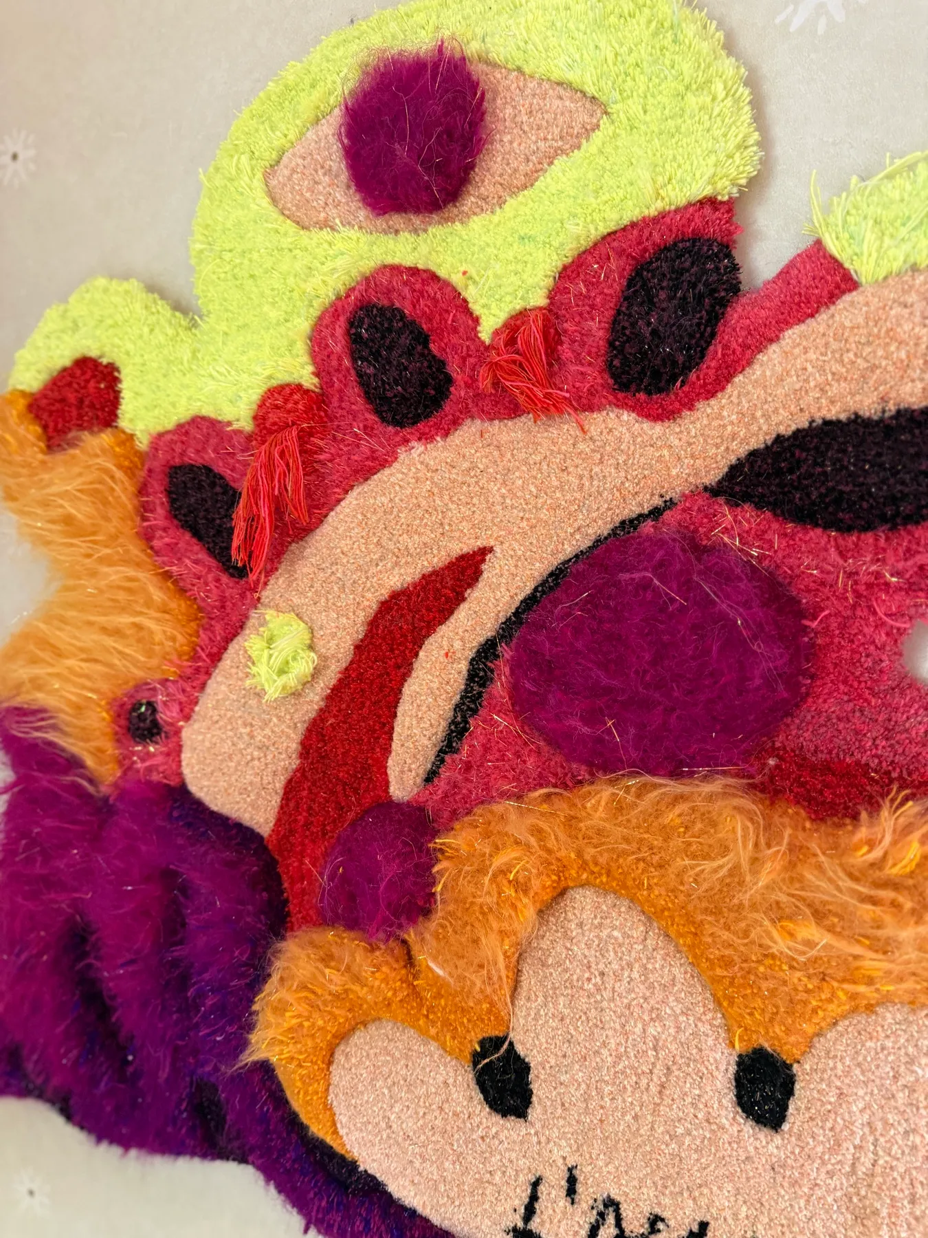 The Monster Garden 3 — detalj: limegrön flik med rosa mittparti, röda fält med mörka prickar och persikofärgat stråk över orange och magenta långlugg, av Amandah L'Narte