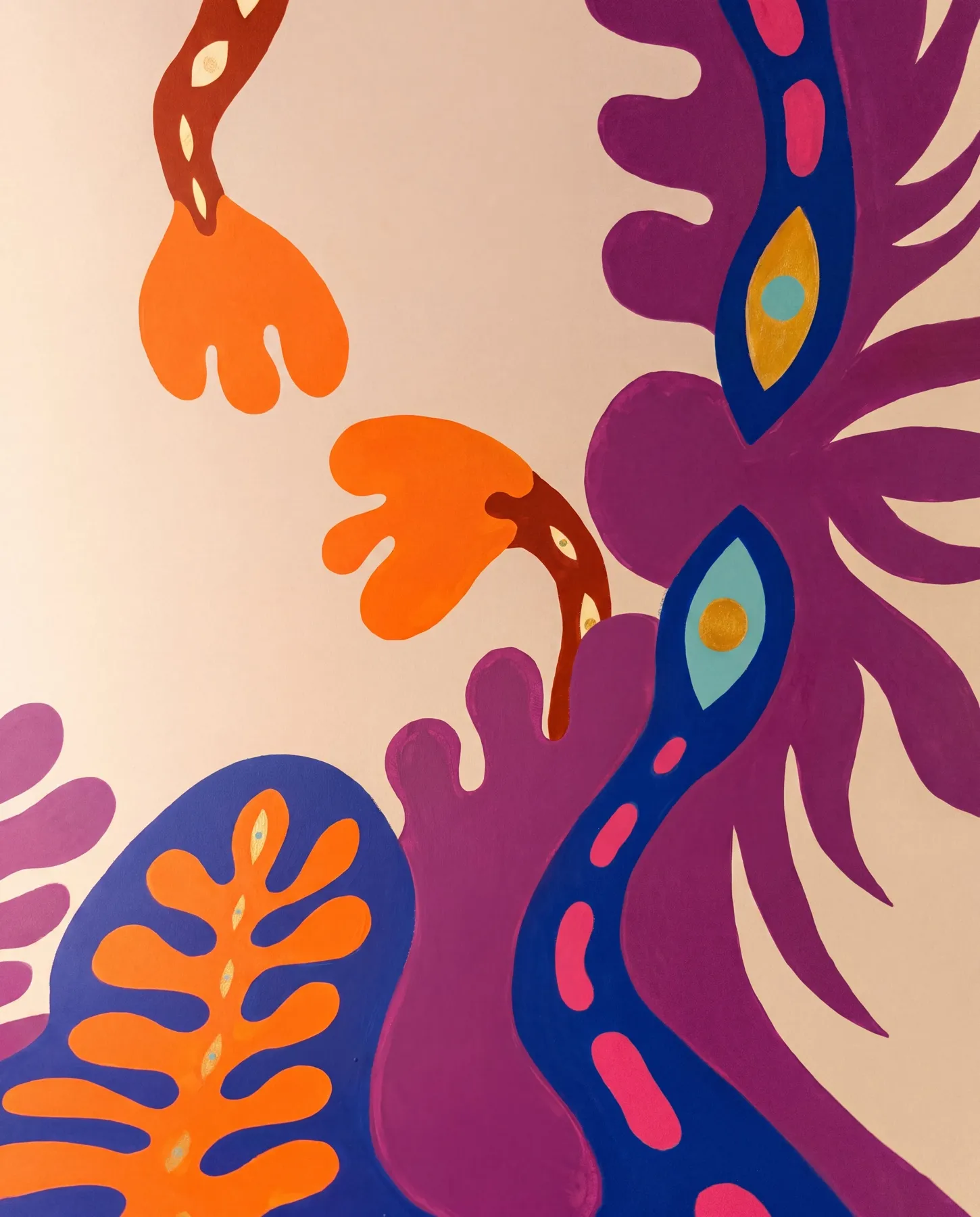 Detalj ur muralmålningen: lila bladverk med ögonformer i koboltblått, turkos och guld, orange flikiga blomformer på mörkröda stjälkar och en blå slinga med rosa punkter, mot benvit botten — muralmålning av Amandah L'Narte för Sara Garanty