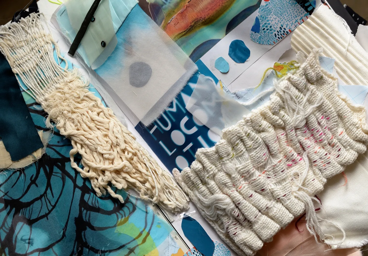 Materialstudier ur arbetet till Steneby Konsthall 2016 — stickade prover, garn och tryckta tyger i blått, turkos och benvitt ligger lager på lager